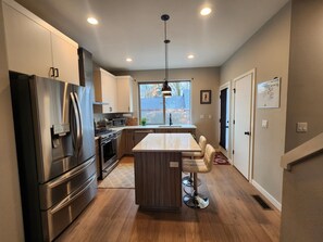 Fridge, microwave, oven, stovetop - Three-story Victorian-ish Rocker Townhome in St. John’s! (Portland)