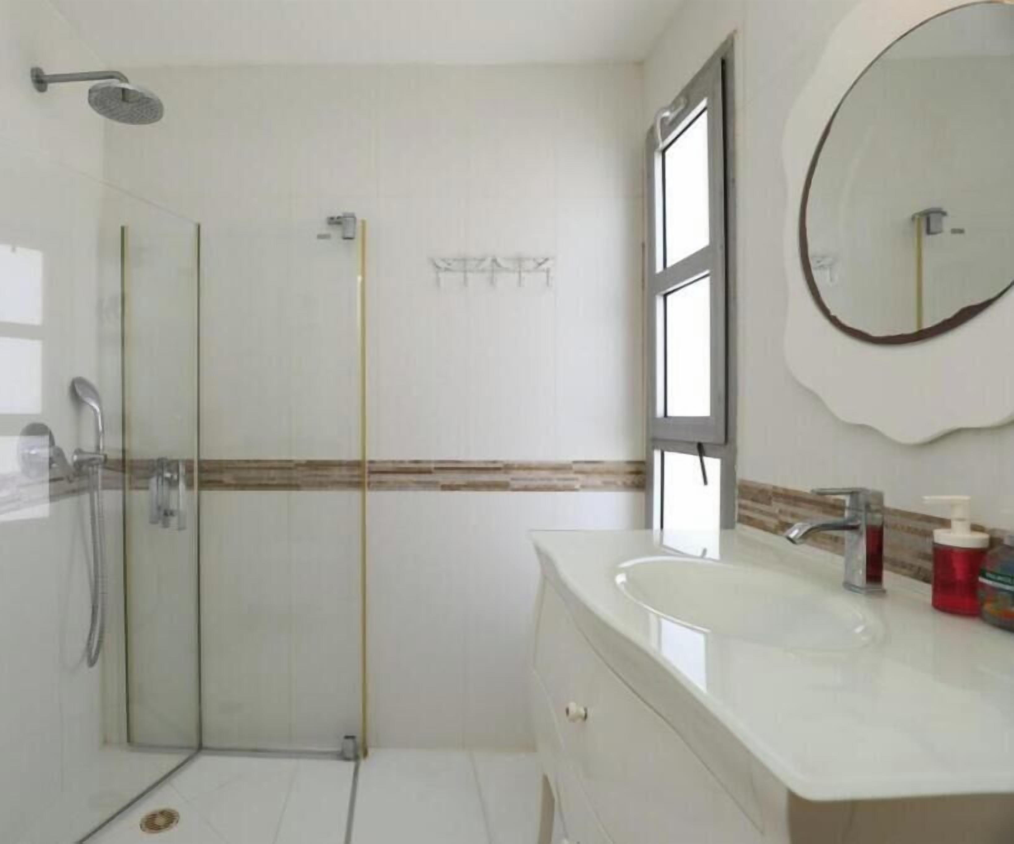 Apartamento, sacada, vista para o mar | Banheiro | Secador de cabelo, toalhas de banho, sabonete, shampoo