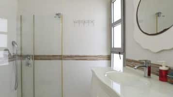 Leilighet, balkong, sjøutsikt | Bad | Hårføner, håndklær, såpe og sjampo