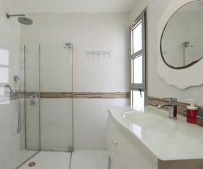 Apartamento, sacada, vista para o mar | Banheiro | Secador de cabelo, toalhas de banho, sabonete, shampoo