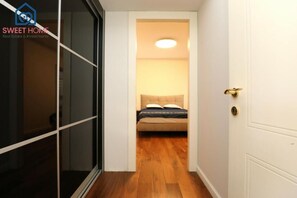 Apartamento, sacada, vista para o mar | Escrivaninha, espaço de trabalho para notebook