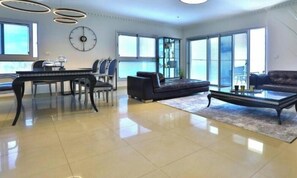 Apartamento, sacada, vista para o mar | Área de estar | TV de tela plana