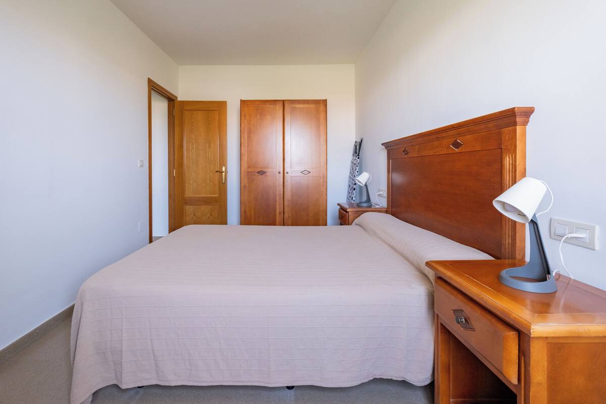 Iron/ironing board, WiFi (free)