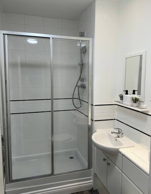 Apartment, 2 Bedrooms | Bathroom - City Centre Apartment - Free Parking - Sleeps 4 (Exeter)