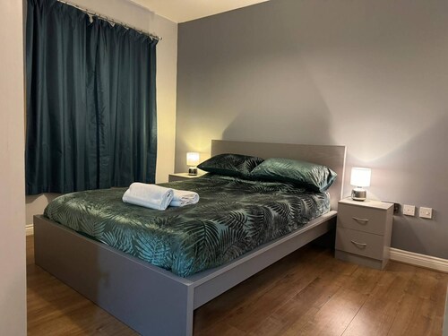City Centre Apartment - Free Parking - Sleeps 4