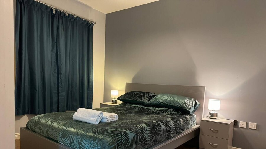 City Centre Apartment - Free Parking - Sleeps 4