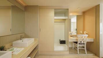 Suíte premier | Banheiro | Banheira e chuveiro separados, produtos de toalete grátis