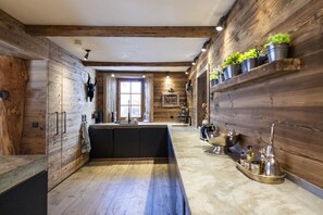 Fridge, oven, dishwasher, coffee/tea maker