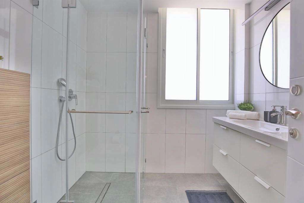 Kahden hengen standard-huone | Kylpyhuone | Suihku, hiustenkuivaaja, pyyhkeet, saippua