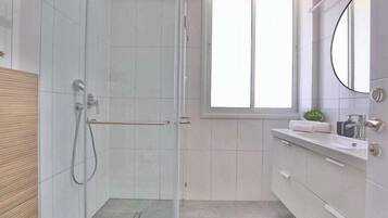 Kahden hengen standard-huone | Kylpyhuone | Suihku, hiustenkuivaaja, pyyhkeet, saippua