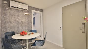 Full-size fridge, microwave, oven, stovetop
