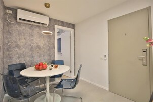 Refrigerador con freezer, microondas, horno, placa de cocina