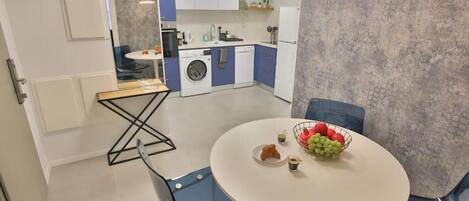 Full-sized fridge, microwave, oven, stovetop