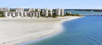 Carlos Pointe 434 - Direct beachfront Luxury condo Sleeps 4/5