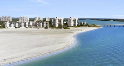 Carlos Pointe 434 - Direct beachfront Luxury condo Sleeps 4/5