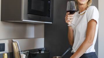 Kühlschrank, Mikrowelle, Herdplatte, Geschirrspüler