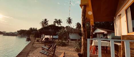 Vista frontal de la propiedad