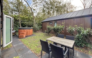 Outdoor dining - Gorgeous home in Oud Gastel (Oud Gastel)