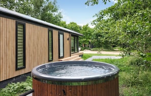 Outdoor spa tub - Gorgeous home in Oud Gastel (Oud Gastel)
