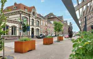 Parkeerplaatsen op het terrein