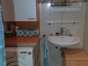 Haartrockner, Handtücher, Seife, Toilettenpapier