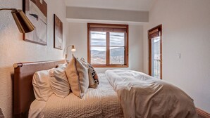 Una camera da letto con un letto, una finestra e una porta.