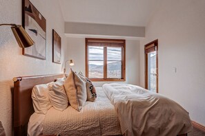 Iron/ironing board, WiFi, bed sheets - Vail Valley Chapel Loft | Views & Walk to Gondola (Avon)