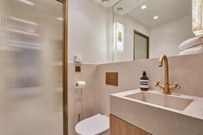Douche, sèche-cheveux, serviettes fournies