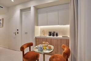 Fridge, microwave, stovetop, coffee/tea maker - Sublime studio with AC - Louvre Palais-Royal (Paris)