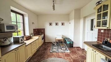 Fridge, microwave, dishwasher, cookware/dishes/utensils