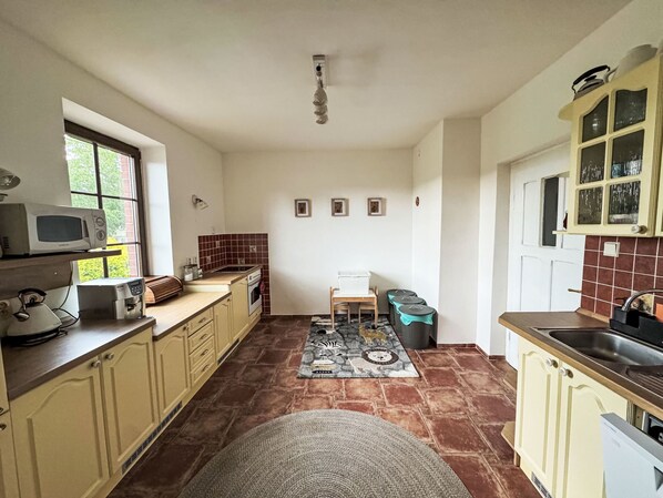 Geladeira, micro-ondas, lava-louças