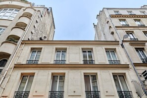 Exterior - Terrace apartment Trocadero Eiffel Tower by Studio Prestige (Paris)