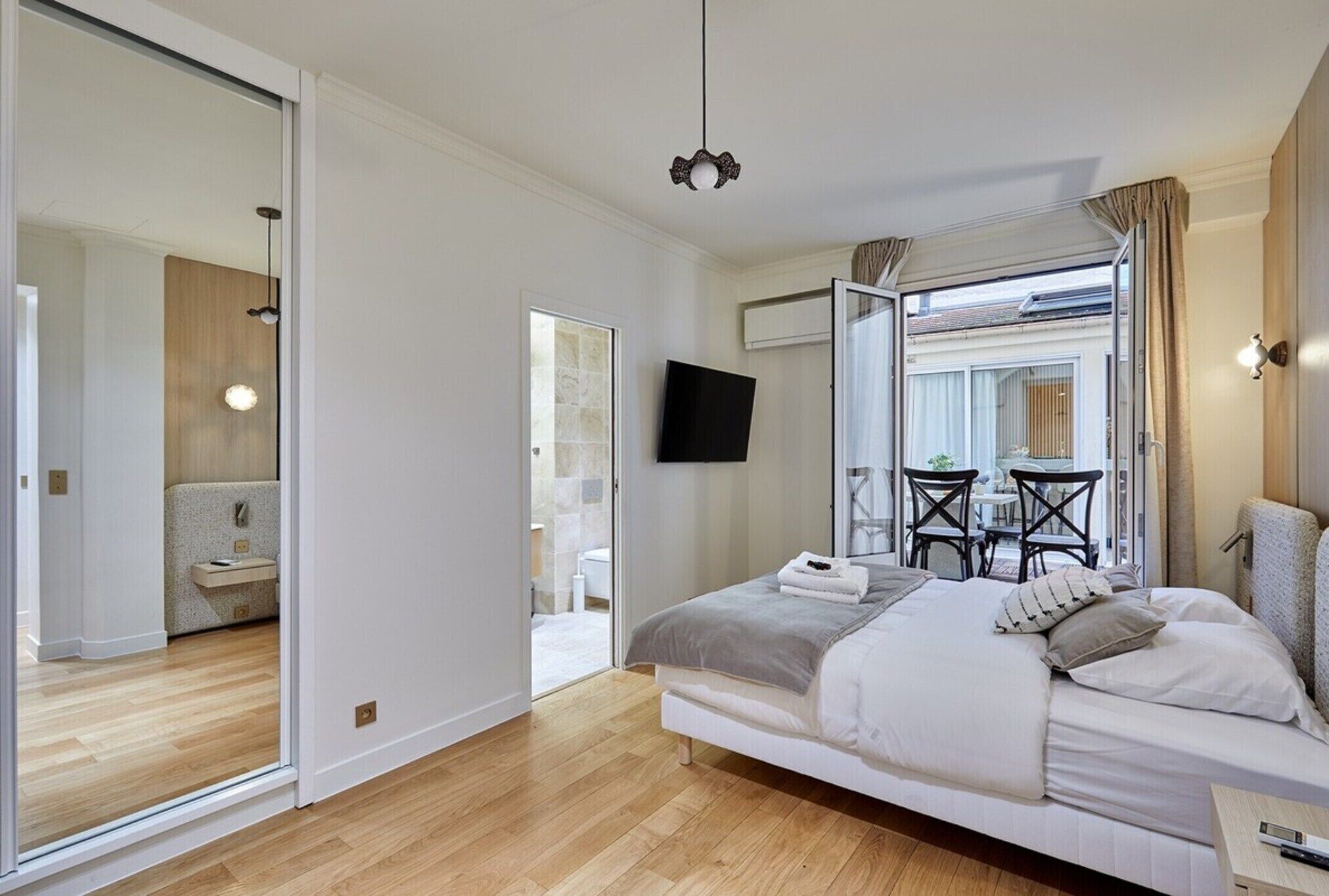 2 bedrooms, desk, iron/ironing board, travel cot