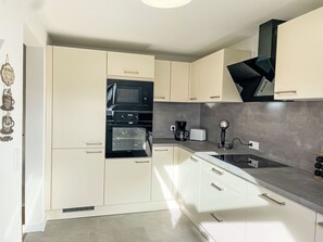 Een koelkast, een microgolfoven, een oven, een vaatwasser