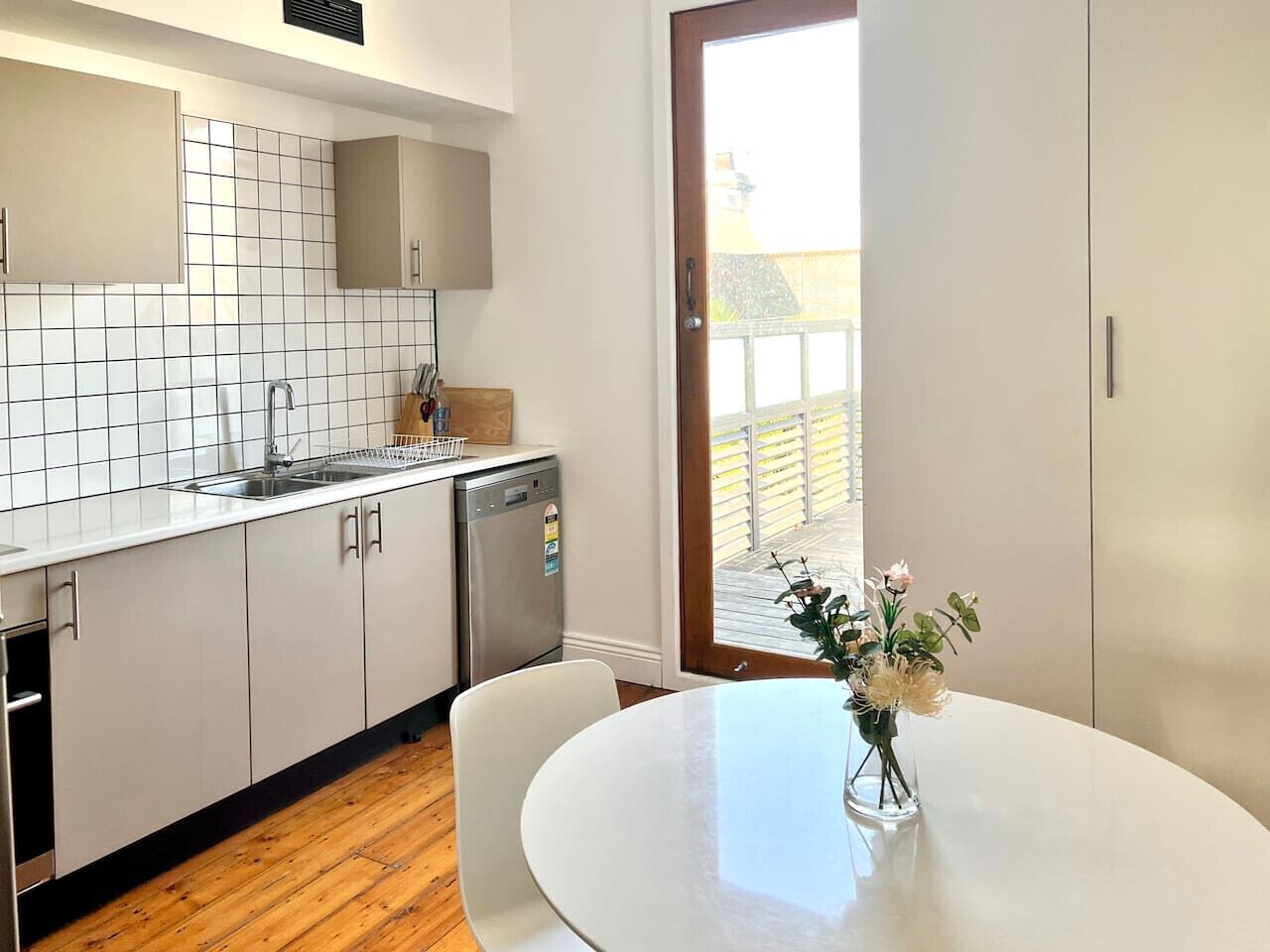 Een koelkast, een oven, een kookplaat, een vaatwasser