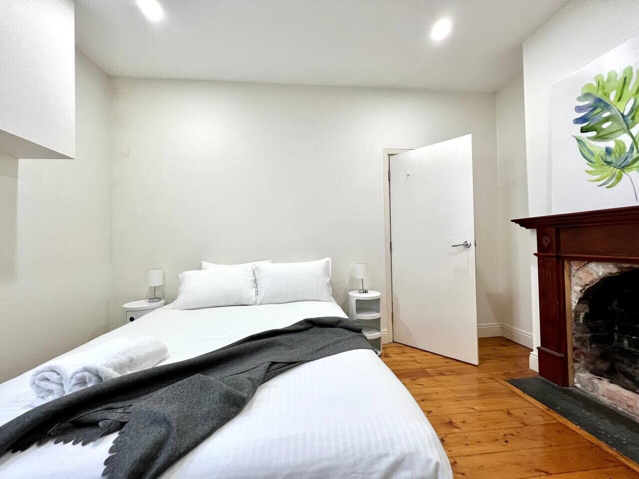 Bureau, fer et planche à repasser, lit parapluie, Wi-Fi