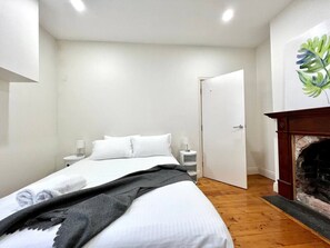 Bureau, fer et planche à repasser, lit parapluie, Wi-Fi