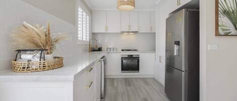 Een koelkast, een microgolfoven, een oven, een kookplaat