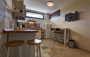 Kühlschrank, Mikrowelle, Herdplatte, Geschirrspüler