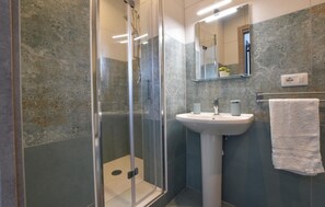 Shower, hair dryer - Gorgeous home in Catania with WiFi (Catania)