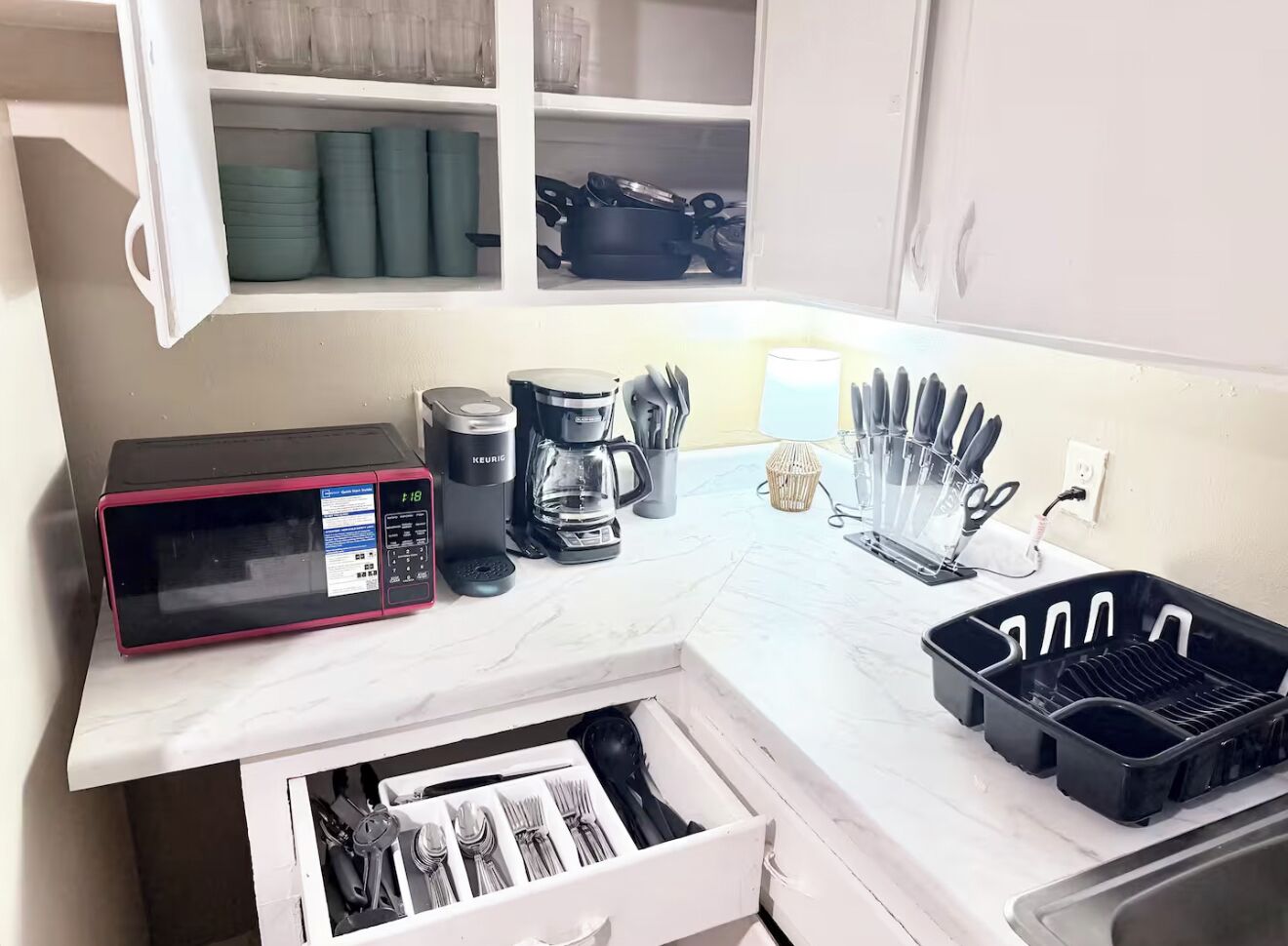 Frigorífico, microondas, placa de cocina y cafetera o tetera