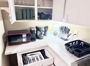 Frigorífico, microondas, placa de cocina y cafetera o tetera