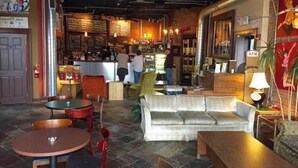 Eine gemütliche Bar mit Sitzgelegenheiten, einer Couch und einer Theke.