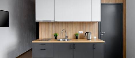 Kolmen hengen perushuone, kaupunkinäköala | Työpöytä, ilmainen Wi-Fi