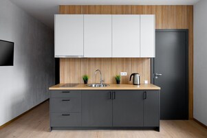 Habitación triple básica, vistas a la ciudad | Escritorio y wifi gratis