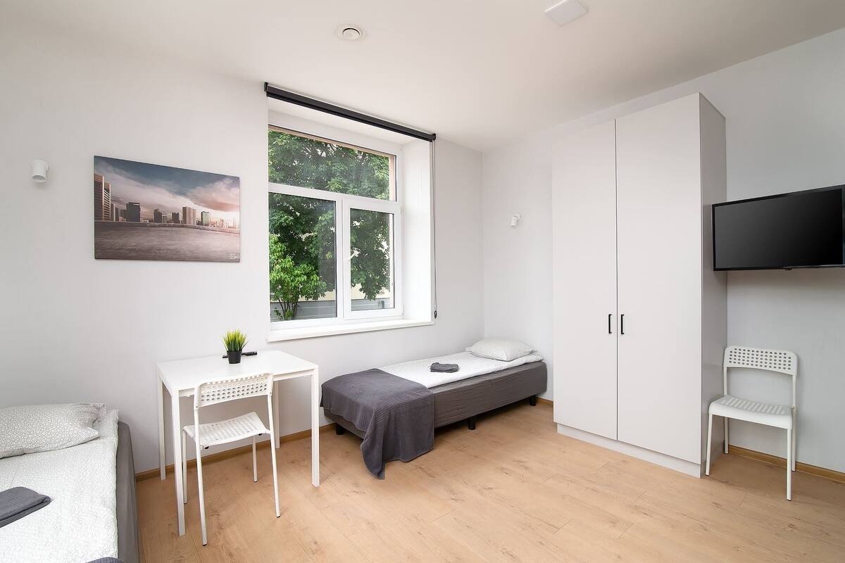 Tvåbäddsrum - utsikt mot staden | Badrum | Dusch, hårtork, handdukar och tvål