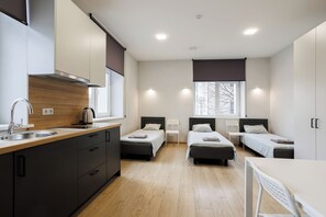 Fyrbäddsrum | Skrivbord och gratis wi-fi