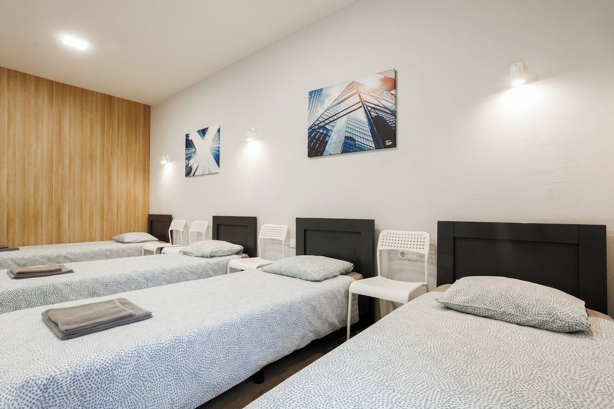 Familjerum - utsikt mot staden | Skrivbord och gratis wi-fi