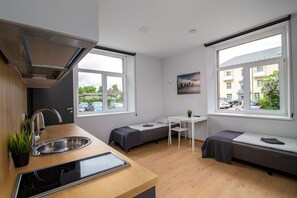 Tvåbäddsrum - utsikt mot staden | Skrivbord och gratis wi-fi