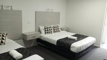 Deluxe-værelse med 2 enkeltsenge | Skrivebord, arbejdsområde til bærbare computere, gratis Wi-Fi